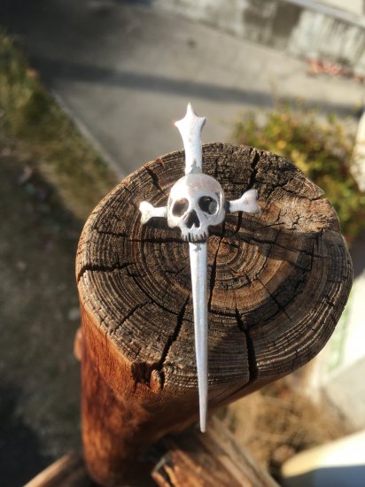 SILVER SKULL SKULL Cross Pin