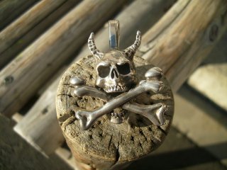 TOMBSTONE SILVER WORKS DEMON SKULL&CROSS BONE PendantTop